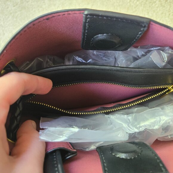 Black top handle woven vegan leather tote bag - Picture 6 of 9